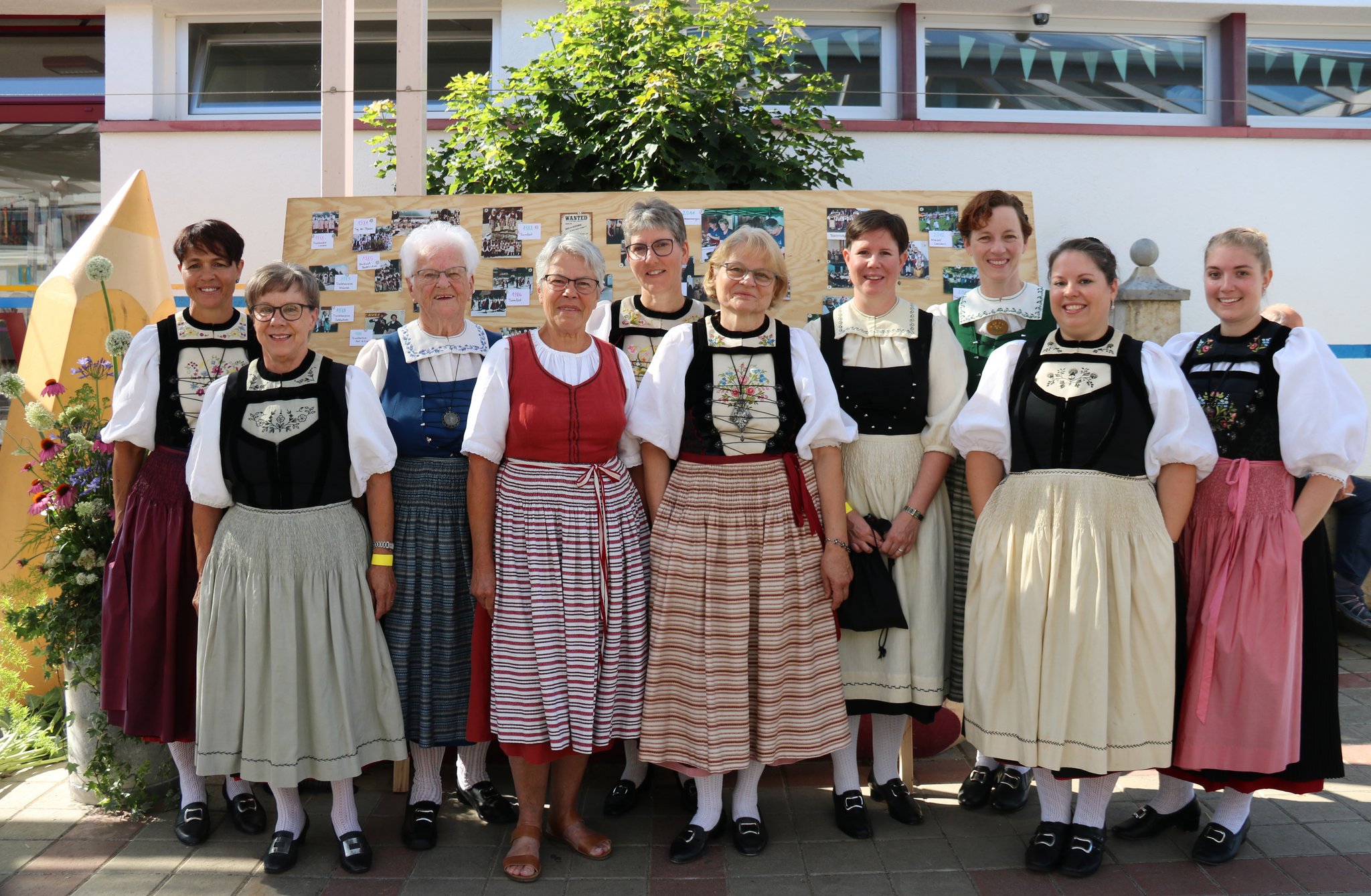 Die Trachtenfrauen von Kriegstetten feiern gemeinsam mit der Vereinsmusik Geburtstage