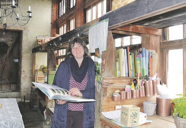 Das Gartenhaus ist Damaris Sommers Reich: hier zieht sie alte Pflanzensorten, gibt den «Gartenkindern» einmal wöchentlich Kurse und liest ab und zu ein Buch. (Bild/Renate Bigler)
