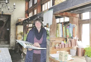 Das Gartenhaus ist Damaris Sommers Reich: hier zieht sie alte Pflanzensorten, gibt den «Gartenkindern» einmal wöchentlich Kurse und liest ab und zu ein Buch. (Bild/Renate Bigler)