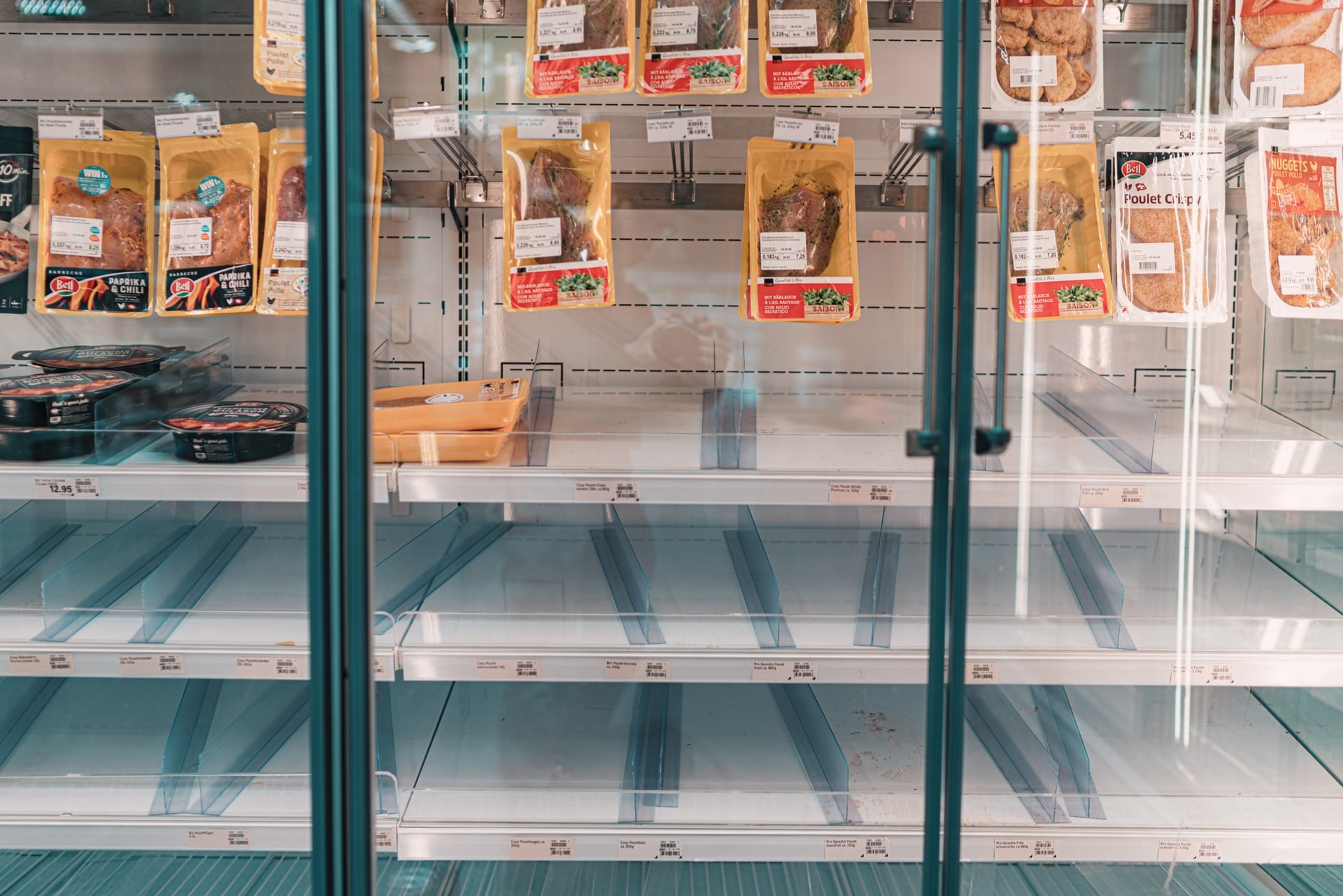 45'179 Tonnen Geflügelfleisch wurde letztes Jahr importiert. In der Krise könnte die Lieferkette unterbrochen werden. Das BLW will jetzt Vorsorgen um leergeräumte Kühlregale zu verhindern. (Bild Claudio Schwarz)