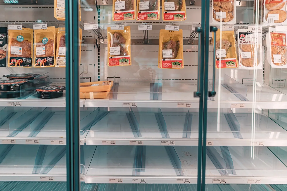 45'179 Tonnen Geflügelfleisch wurde letztes Jahr importiert. In der Krise könnte die Lieferkette unterbrochen werden. Das BLW will jetzt Vorsorgen um leergeräumte Kühlregale zu verhindern. (Bild Claudio Schwarz)