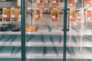 45'179 Tonnen Geflügelfleisch wurde letztes Jahr importiert. In der Krise könnte die Lieferkette unterbrochen werden. Das BLW will jetzt Vorsorgen um leergeräumte Kühlregale zu verhindern. (Bild Claudio Schwarz)