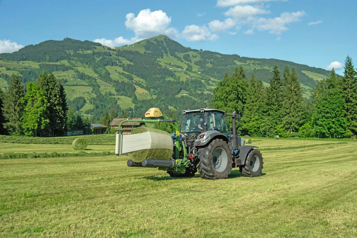 d6ca7ccbfc77d277d8fdcb5835af9e8154331efd Der Easy Wrap 150 wurde von Krone neu entwickelt und ist mit 36 Umdrehungen pro Minute der schnellste Einarm-Wickler am Markt. Bild: zVg