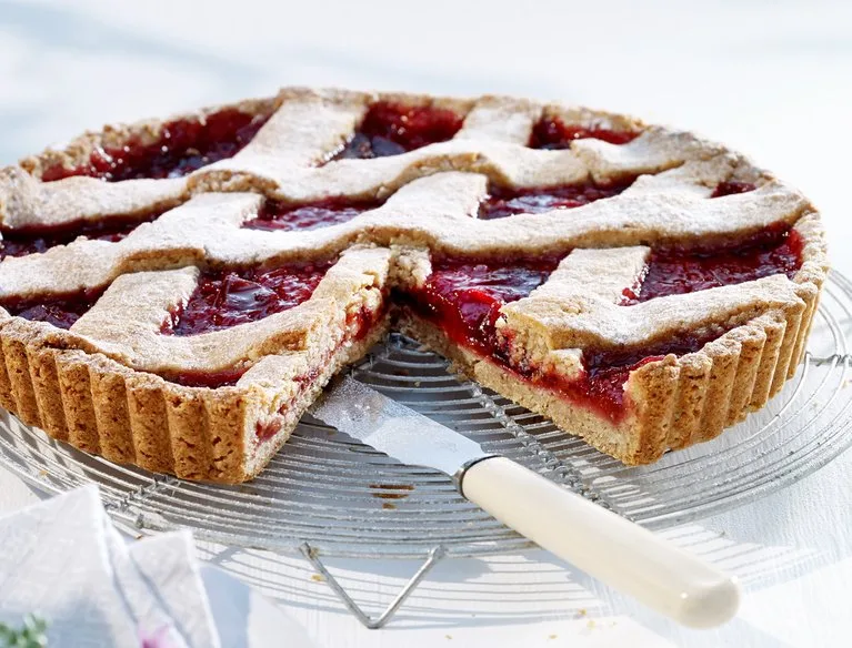 fa31a5b188f4767e12f9739f4d40f347973f0a48 Zwetschgen-Linzertorte. (Bild Schweizer Obstverband)