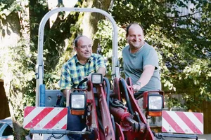 Sie standen unter Beobachtung: Landwirtschaftsdirektor Markus Dieth am Steuer des Hofladers und Bauer Herbi Meier.