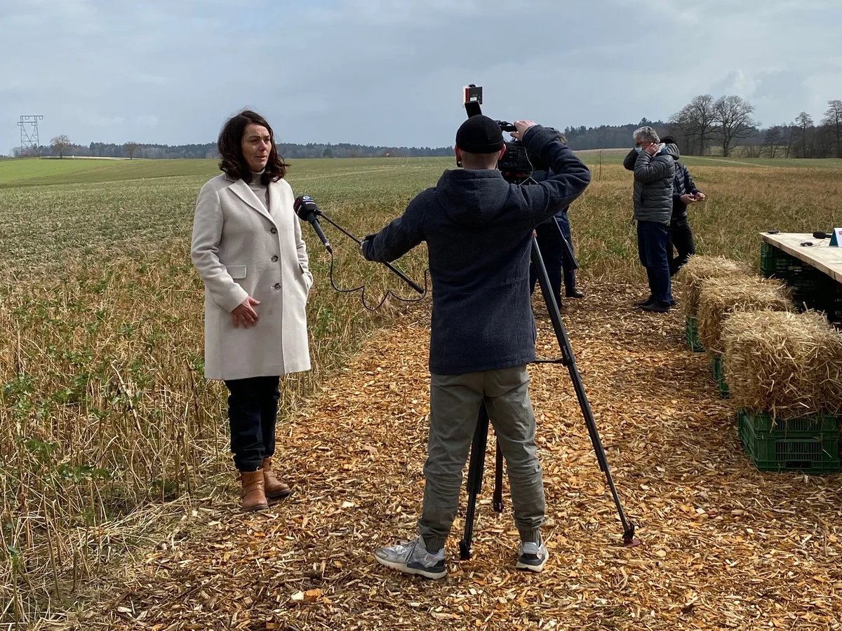 4990ea1a51a9b5781832eab8c036fd1702d3af23 Initiantin Franziska Herren hatte heute viele Interviewfragen zu beantworten. (Bilder Jeanne Woodtli)