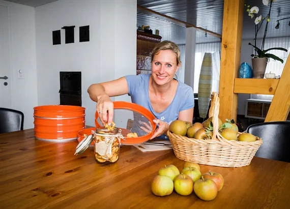 Christine Egger lebt von Obstbäumen umgeben. Wir tippen, dass der Apfel im Menu eine Rolle spielen wird. (Bild SRF/Ueli Christoffel)