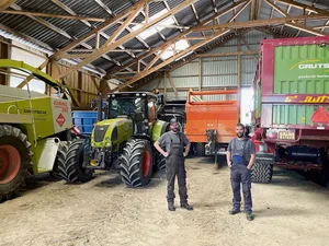 Bruno (l.) und Reto Gautschi setzen in ihrem Lohnunternehmen auf Traktoren von Claas. In der Region Thal sind die Maschinen fast zu einem Markenzeichen der Brüder geworden. Im Hintergrund ist ein oranger Dosierwagen Marke Eigenbau zu sehen.