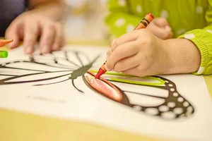 Manche Kinder malen gerne und früh genau aus, anderen sagt diese Tätigkeit nicht zu oder sie brauchen länger.