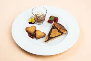 Linzertorte mit Eiskaffee und Caramel-Sauce. (Bild SRF/ Ueli Christoffel)