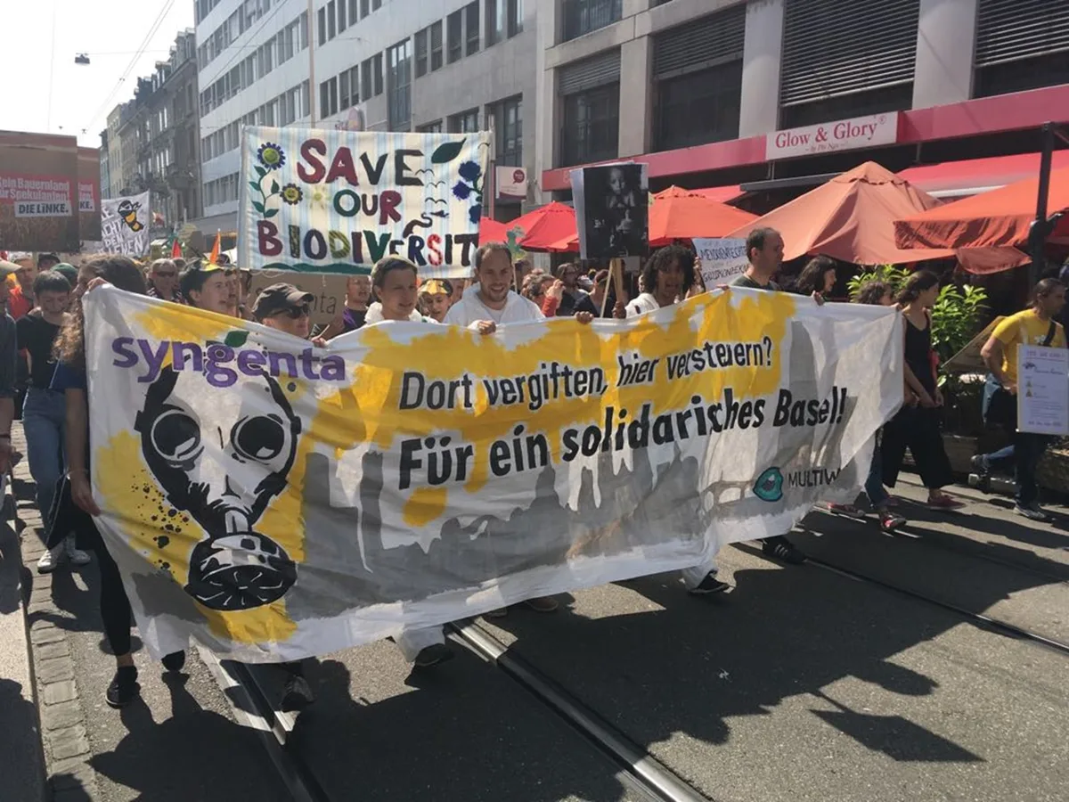fefe9bc07bfd2e4b36060f1cb97246cdbf602028 Die bewilligte Demonstration fand zum fünften Mal in Basel statt. (Bild Public Eye/Twitter)