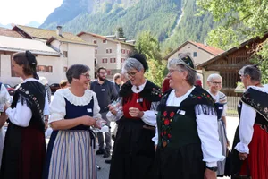 Gut gelaunte Bäuerinnen mit ihren wunderschönen Trachten am Jubiläumsanlass.