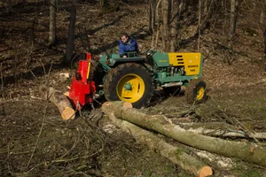 Patrick Hofstetter besitzt einen Bührer 465. Weil er keinen eigenen Landwirtschaftsbetrieb hat, kommt der Oldtimer für Transportarbeiten und zum Holzrücken zum Einsatz.
