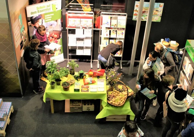 4e6417b21d59159e5d6a22bbc8e2626e086dc1cd Geschätzte 1500 Besucher kamen am Infostand der Landwirtschaft vorbei. (Bild lid/ar)
