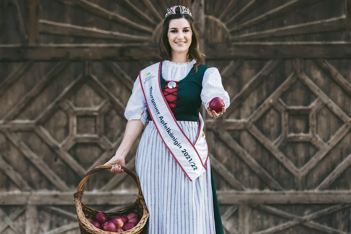 654be635ef67769f6a718cb828fd3a987c364fc96c2af0801529bbaa030011dd Katja Stadler hat als Obstbauberaterin am Arenenberg auch beruflich viel mit Äpfeln zu tun.