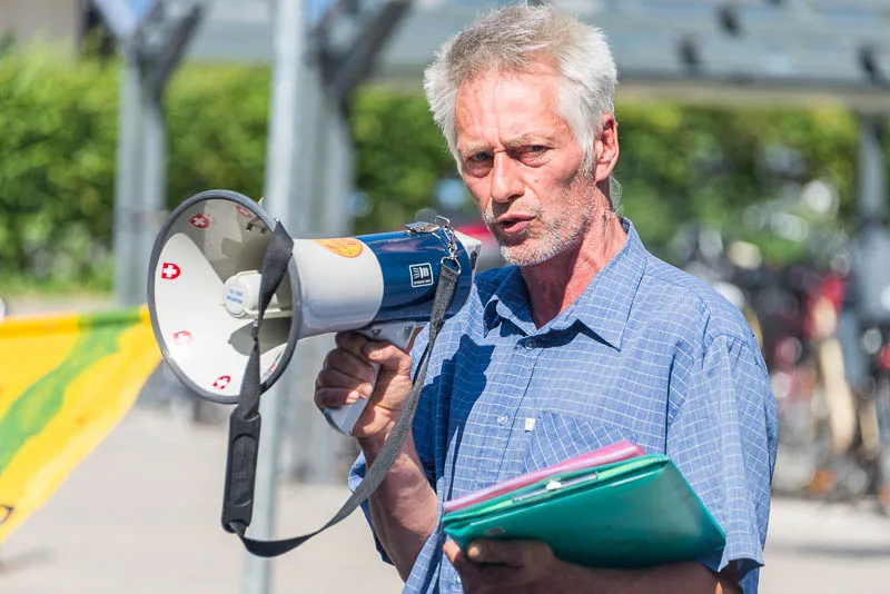 d7fd0875cc04a86c88c2e7923986a08c8dfd5b59 Rudi Berli von Uniterre kritisiert die Preissenkung von 2,5 Rappen von Migros und fordert die Geschäftsleitung auf, den Entscheid rückgängig zu machen. (Bilder hja)