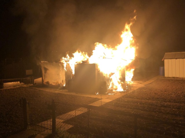 Zwar rückte die Feuerwehr schnell an, das Gebäude und die Hühner konnten aber nicht mehr gerettet werden. (Bild Kapo BL)