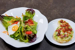 Als Vorspeise serviert Karin Landolt Gartensalat mit Wachtelei, Zigersalatsauce und ein Glarnertropfen.