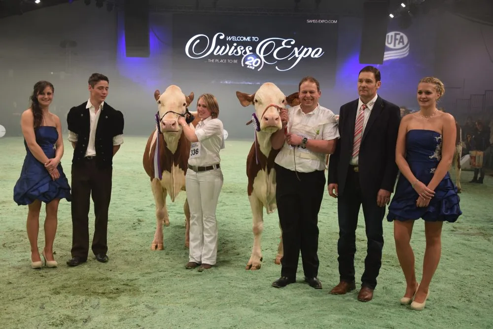 3eb090f8ee2dd804db015eb4ecd94cbeb917e731 Die Grand-Champion Urbaniste Galette (links), André und Sophie Croisier, Gimel und die Reserve-Champion Urbaniste Cat Haida, Fonadion Sonnenhof, Bischwiller (Frankreich). (Bilder Peter Fankhauser)