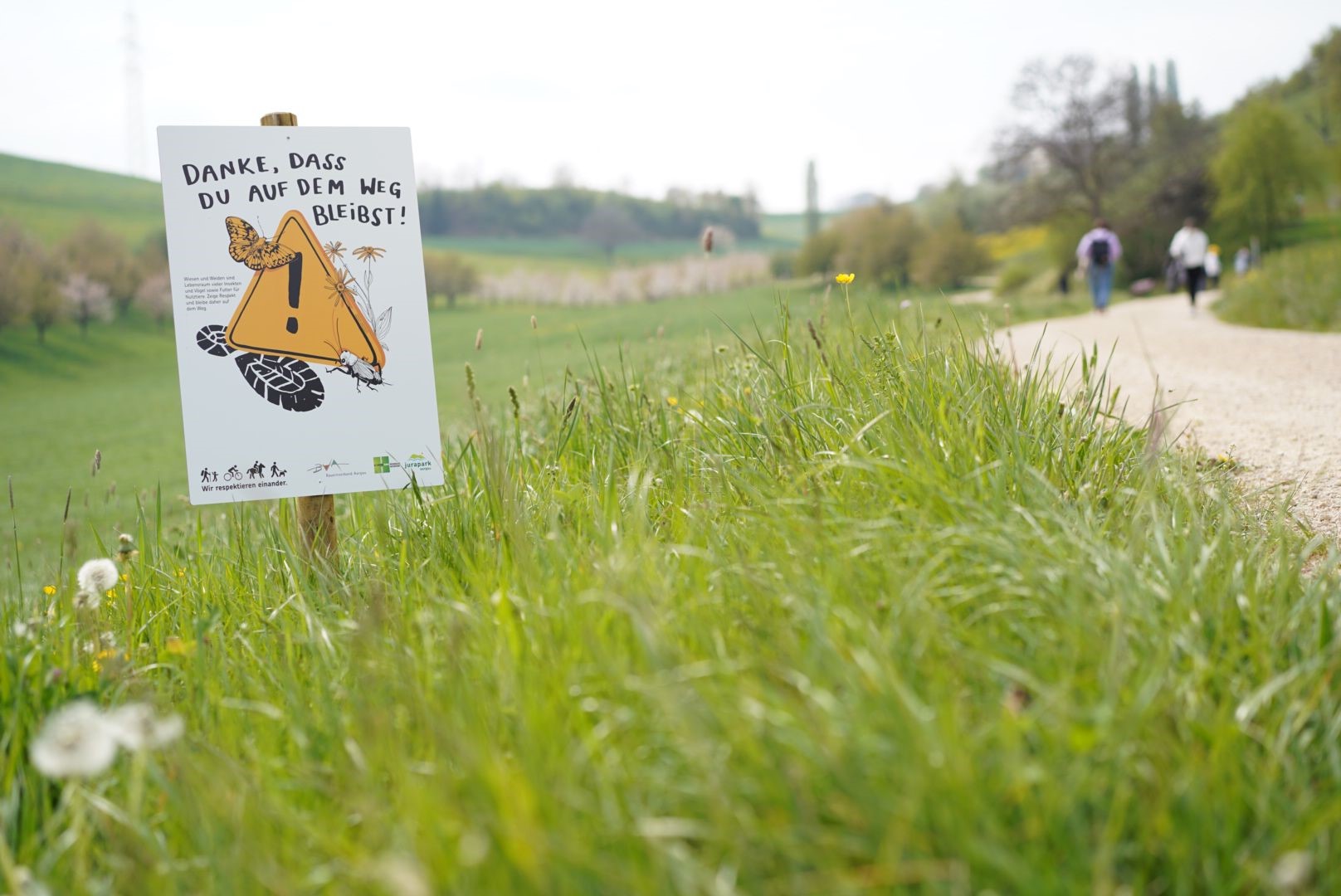 «Danke, dass du auf dem Weg bleibst», sagt die Hinweis-Tafel