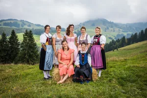 Landfrauen aus der ganzen Schweiz öffnen ihre Türen – und gewähren emotionale Einblicke in ihren Alltag zwischen Hof, Familie, persönlichen Herausforderungen und ihrem Ziel, den grössten Kochwettbewerb der Schweiz zu gewinnen.