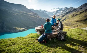 Schönes Ausflugsziel: Der türkisfarbene Stausee Lac de Moiry mit seiner reichhaltigen Flora und Fauna.