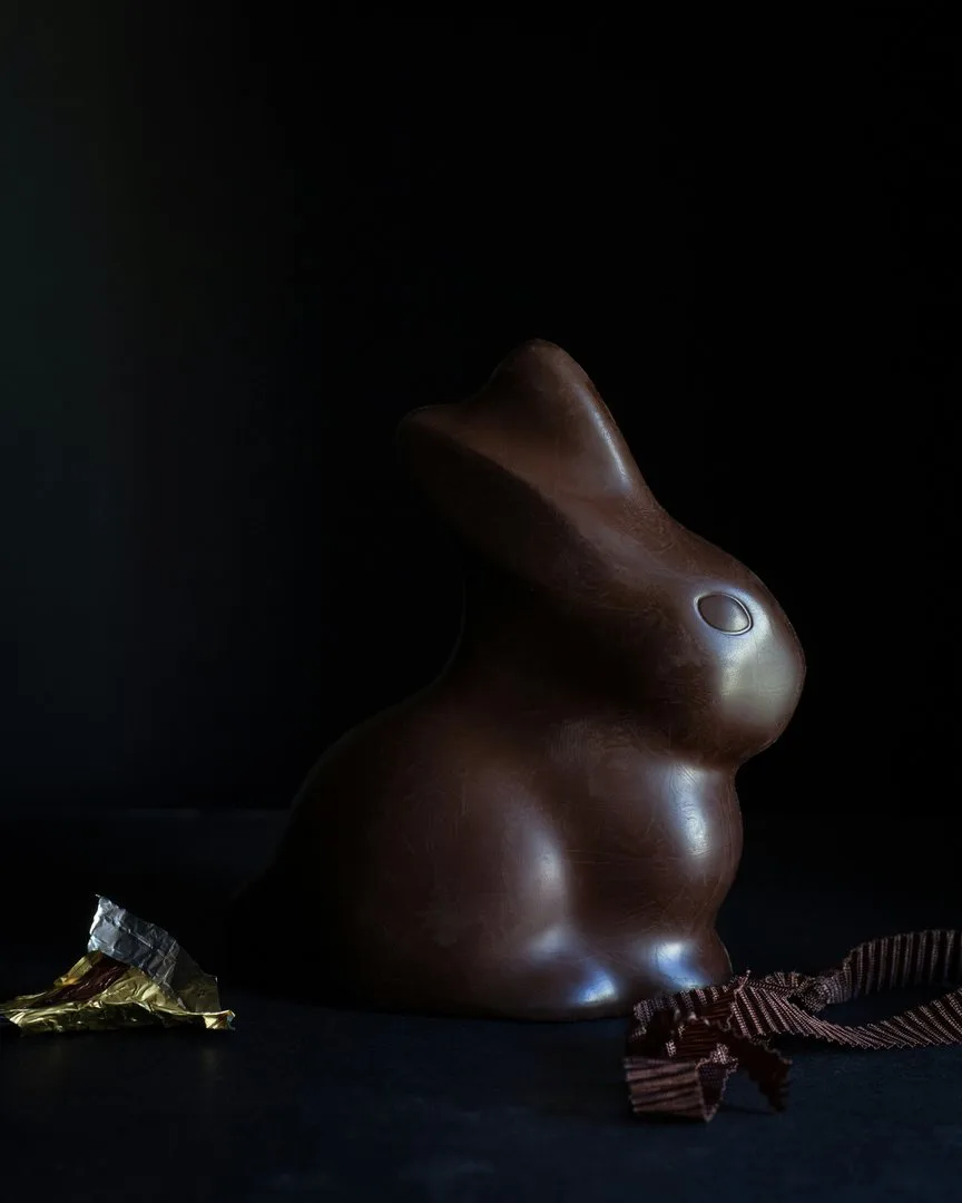 Schoggihase_Duester Hohe Preise verderben die Lust auf Schweizer Schoggi – und Chocosuisse pocht auf den Veredelungsverkehr
