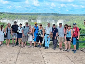 Leserreisegruppe Argentinien – unvergessliche Momente vor den majestätischen Iguazú-Wasserfällen auf der brasilianischen Seite.