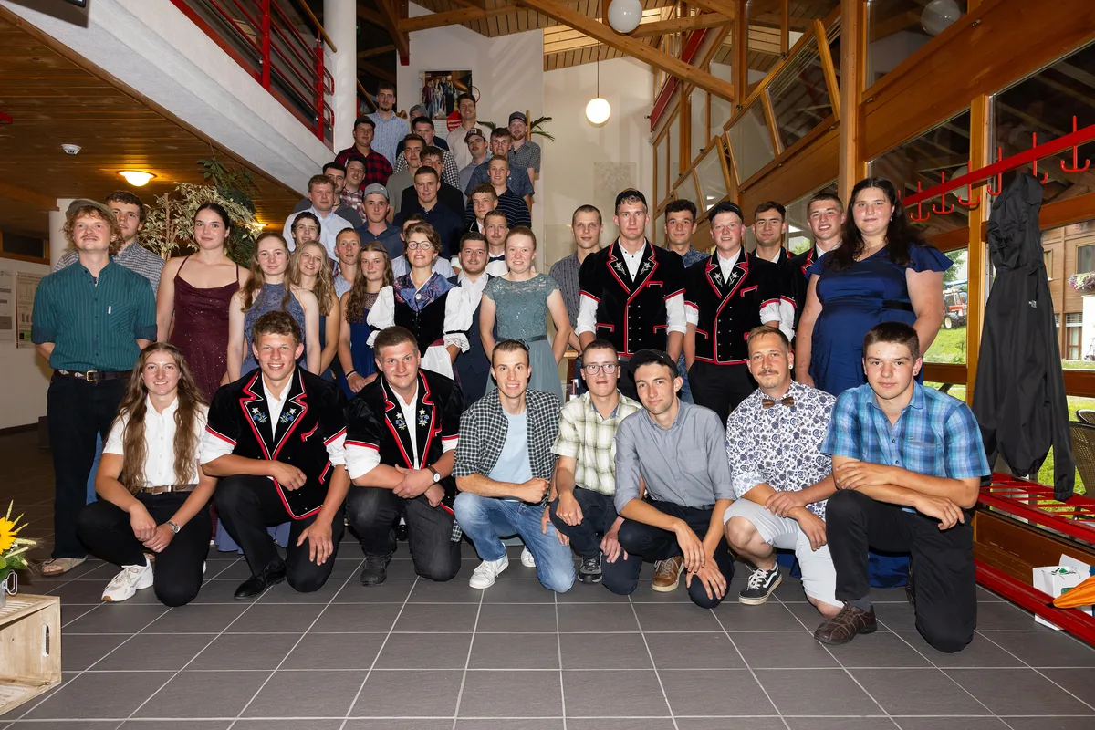 BBZN Schüpfheim: Berufsfachschule Weil es ausnahmsweise in Strömen regnete, versammelten sich die frisch diplomierten Junglandwirt(innen) auf der Treppe im Innern des BBZN Schüpfheim.