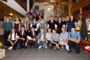Weil es ausnahmsweise in Strömen regnete, versammelten sich die frisch diplomierten Junglandwirt(innen) auf der Treppe im Innern des BBZN Schüpfheim.