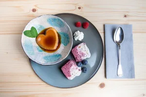 Caramelköpfli und gestrudeltes Vanille-Heidelbeer-Parfait. (Bild SRF/ Ueli Christoffel)