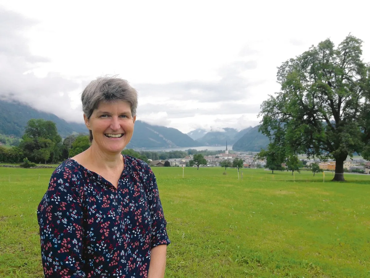 93105751d21673dcdd0996fda70feea1062b1058 Sibylle Wallimann auf ihrem Betrieb in Alpnach mit wunderbarer Sicht auf den Alpnachersee, welcher zum Vierwaldstättersee gehört.(Bild Paula Halter-Furrer)