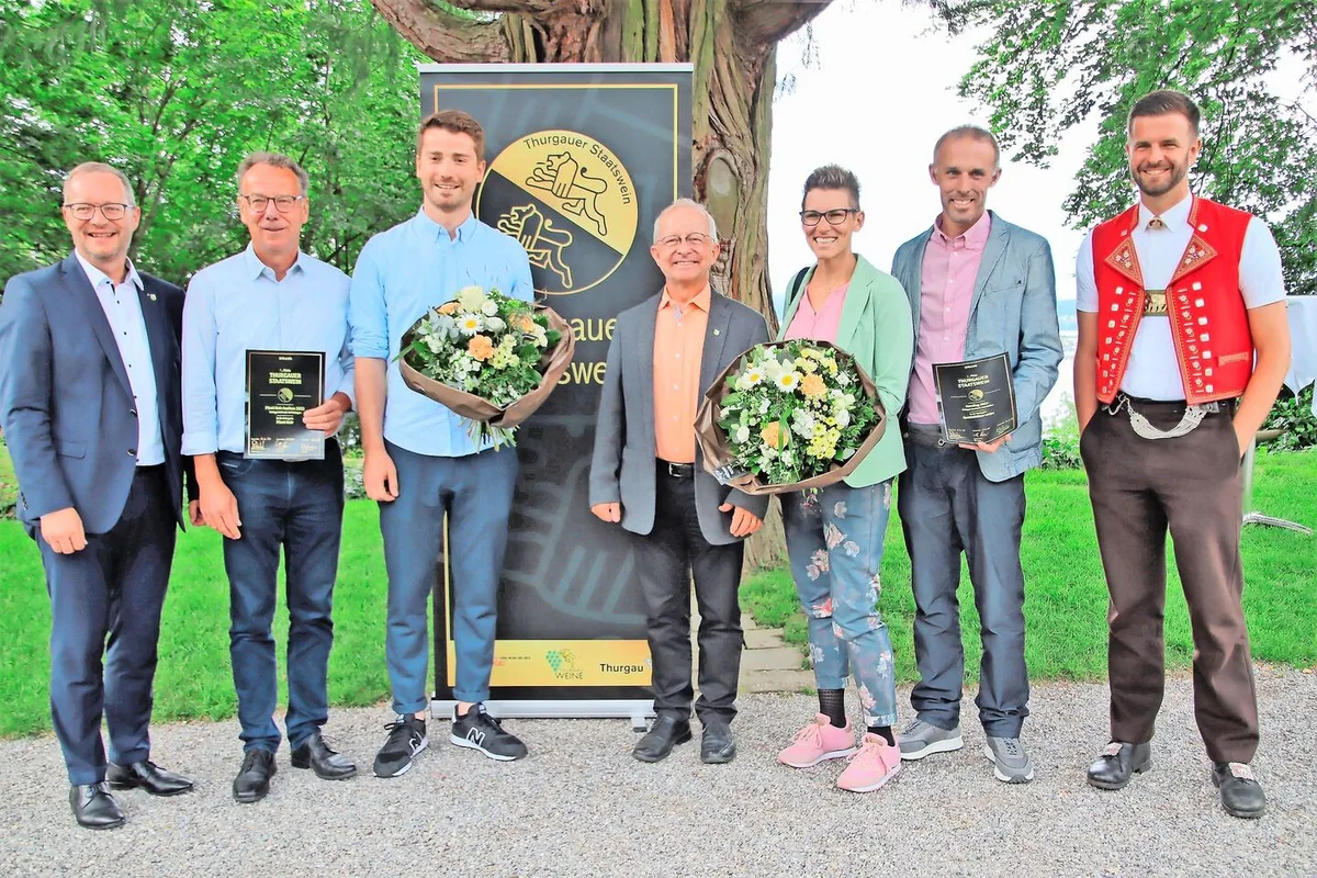 0b26acc5df929200cac559ee3bb0f4a806bd143ffdcc39642dc82e02494b8f0b Walter Schönholzer, Thomas und Fabio Schmid, Peter Bühler, Nicole und Michael Burkhart sowie Nicolas Senn (v. l.).