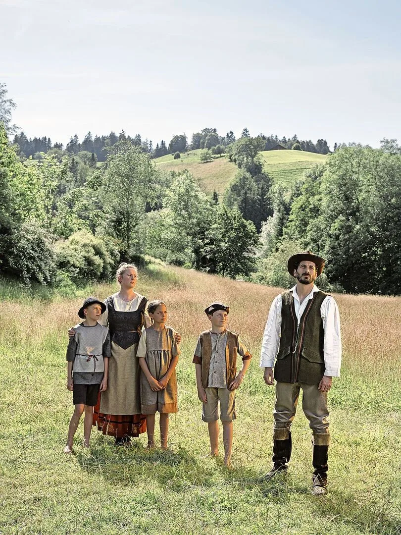 Diese Familie zeigt nur einen kleinen Teil des Theater-Ensembles. Denn nicht weniger als 96 Personen – Schauspielerinnen und Sänger – sind im Stück involviert.