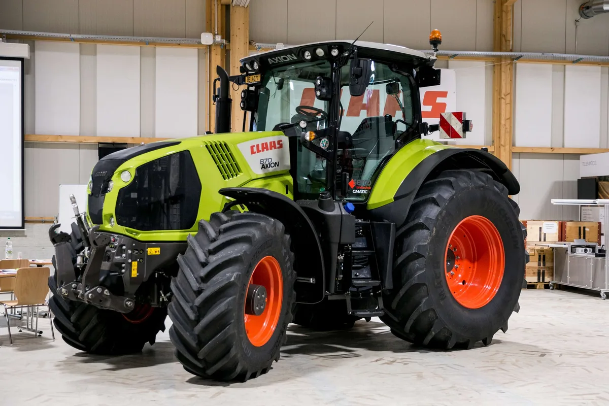 78d0d68f6a660cb89d75ea4cefc73b41ea48bc22 Ein Claas Axion 870-Traktor. (Bild: «die grüne» / Mareycke Frehner)