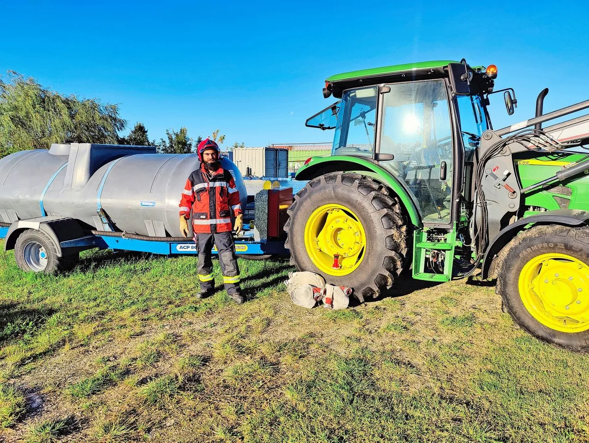 Thomas Siegenthaler in seiner neuen Feuerwehrausrüstung, die ihm Bekannte des Vaters aus der Schweiz gespendet haben. Seinen Löschwagen kann er mit dem Traktor ziehen.