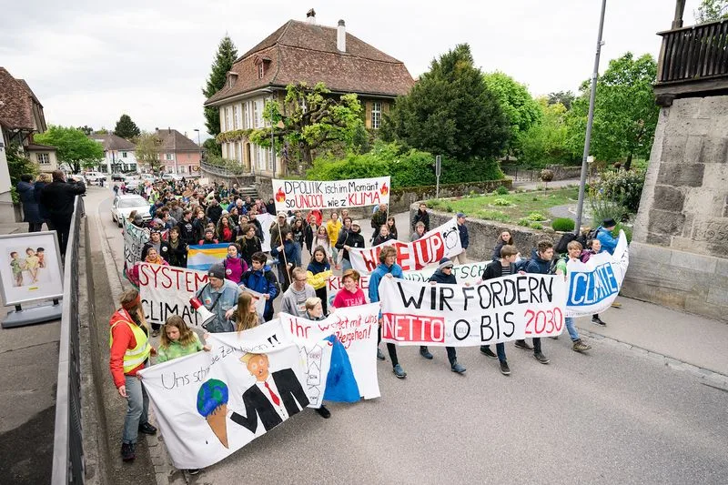 f6783384cb5442480d568a9dbdb7cce910028227 Am 4. Mai 2019 fand in Ins im Berner Seeland die erste Klima-Demo im ländlichen Raum statt. (Bild Klimastreik)
