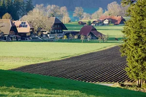 Kuh- oder Bergrechte, die nicht an das Talland gebunden sind, werden oftmals an nicht selbstbewirtschaftende Nachkommen weitervererbt. Sobald diese jedoch einem landwirtschaftlichen Gewerbe angehören, ist dies kaum oder gar nicht mehr möglich.