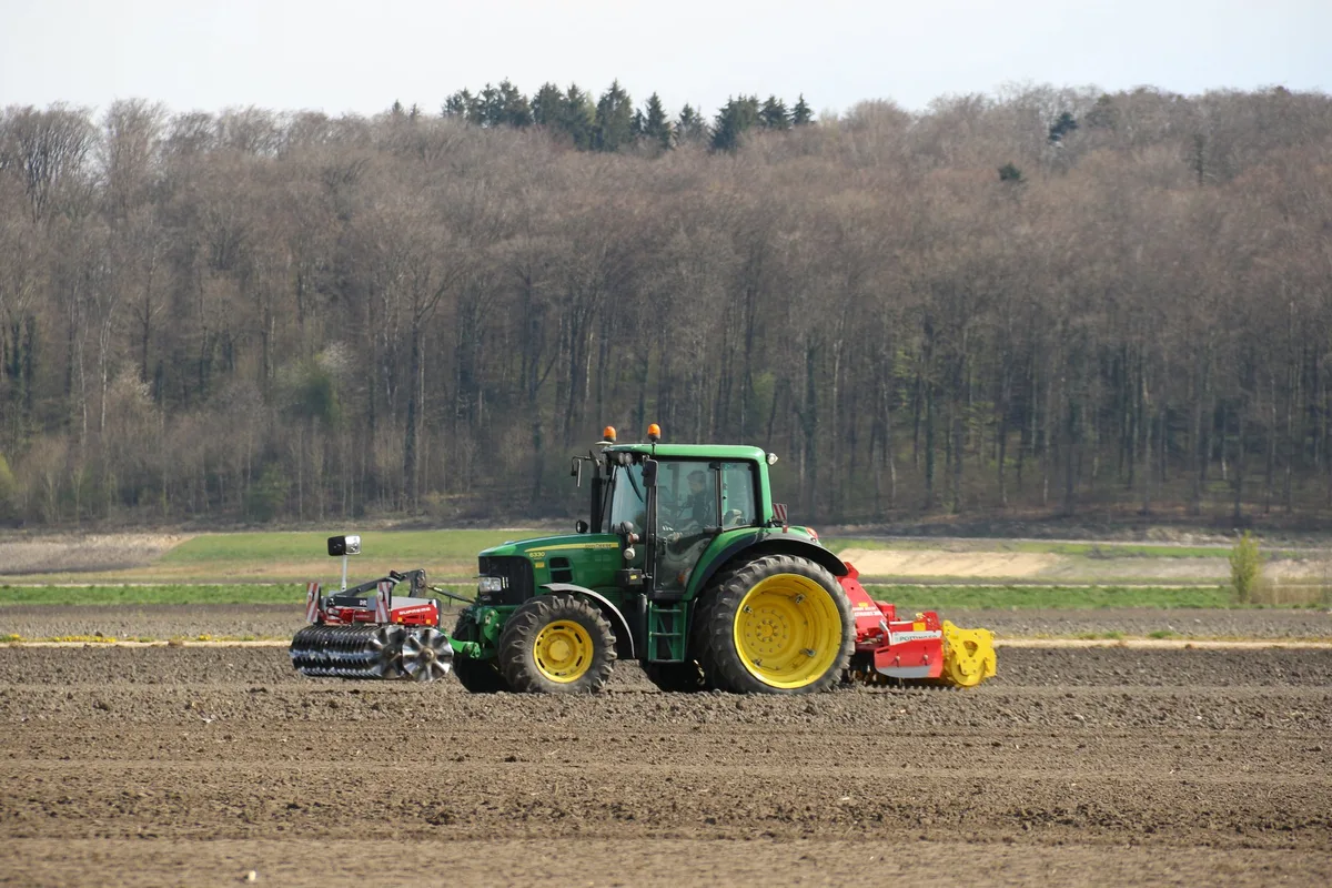 Bodenbearbeitung Agroscope erweitert den Maschinenkostenbericht zum Kostenkatalog