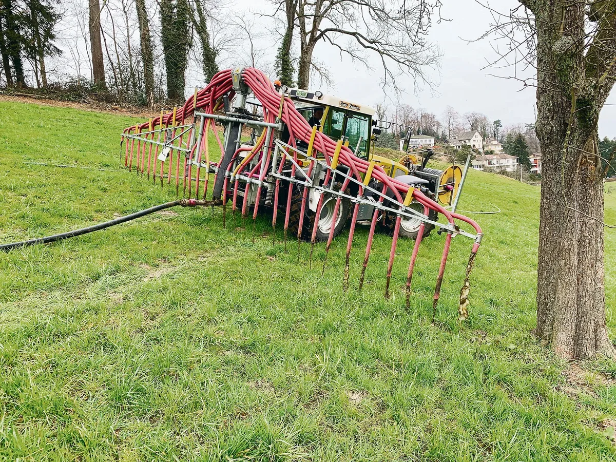d6e546e7c877fc3d1215f5356ea9d19067c13d66 Auch in Hanglagen und um einzelne Bäume kann der Schleppschlauch zum Güllen eingesetzt werden. Sinn macht ein überbetrieblicher Einsatz der Geräte. (Bild Josef Scherer)