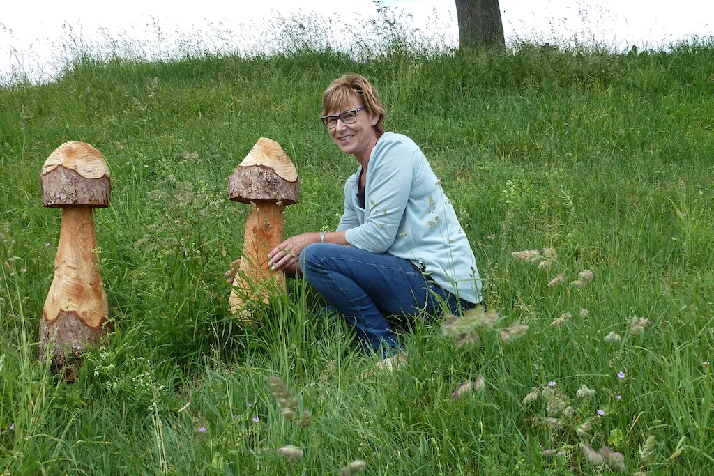 130dd6ebcc300bf82b818b644c3291bffc74aa83 Um auf ihr Angebot für Pilz-Hölzer aufmerksam zu machen, hat Cornelia Keller zwei Pilze aus Holz geschnitzt. (Bild jsc)