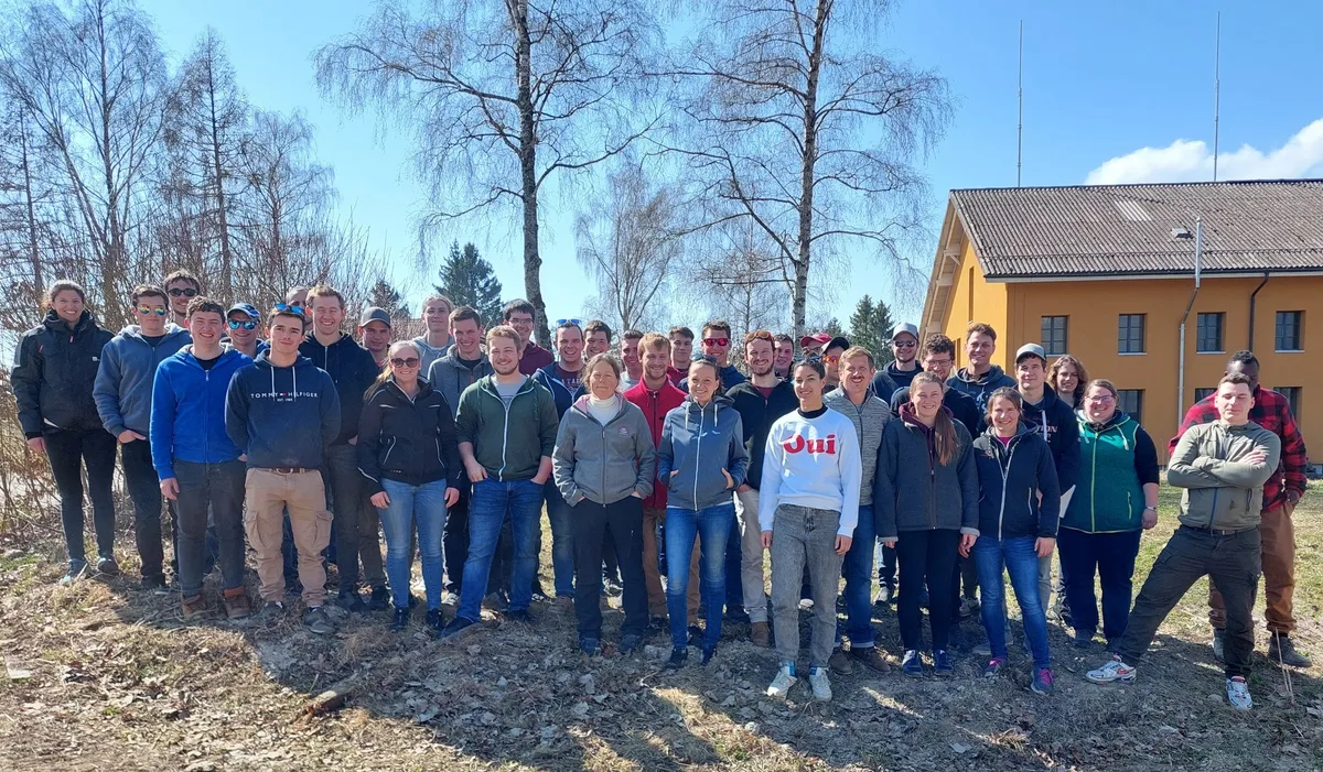Gruppenfoto Strickhof-Klasse macht einen «Gump» über den Röstigraben