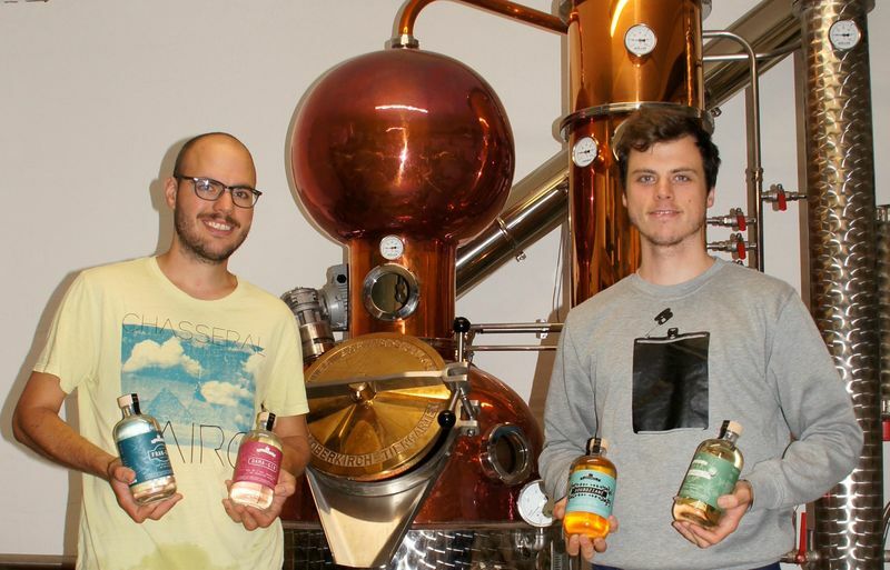 Gaëtan und Tim Gyger präsentieren stolz ihre Produkte - in ihren Kreationen schmeckt man, was die Jura-Landschaft zu bieten hat. (Bilder lid/rh)