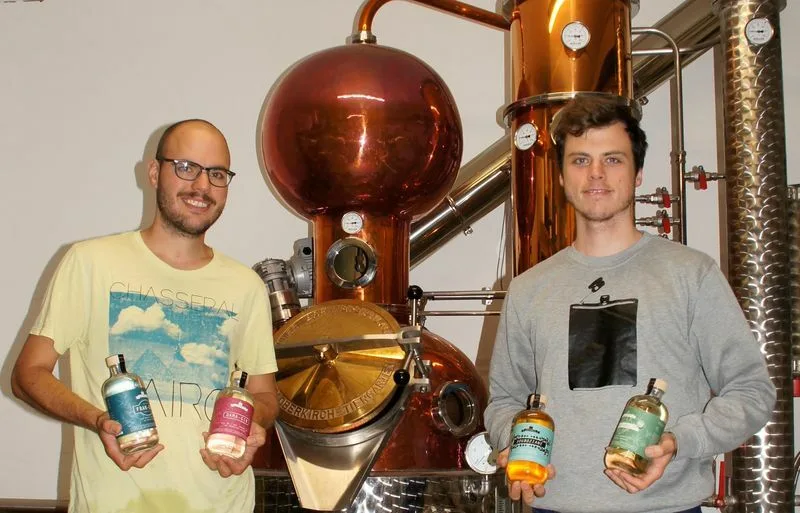 fb5cde175bf7a8fda869e43d63f3add13600e317 Gaëtan und Tim Gyger präsentieren stolz ihre Produkte - in ihren Kreationen schmeckt man, was die Jura-Landschaft zu bieten hat. (Bilder lid/rh)