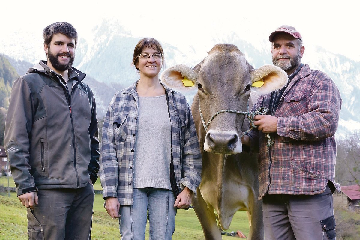 Elias, Monika und Albert Gisler (v. l. n. r.) mit der starken, breiten und grossen Genox-Boy Nella. (Bilder Reto Betschart)