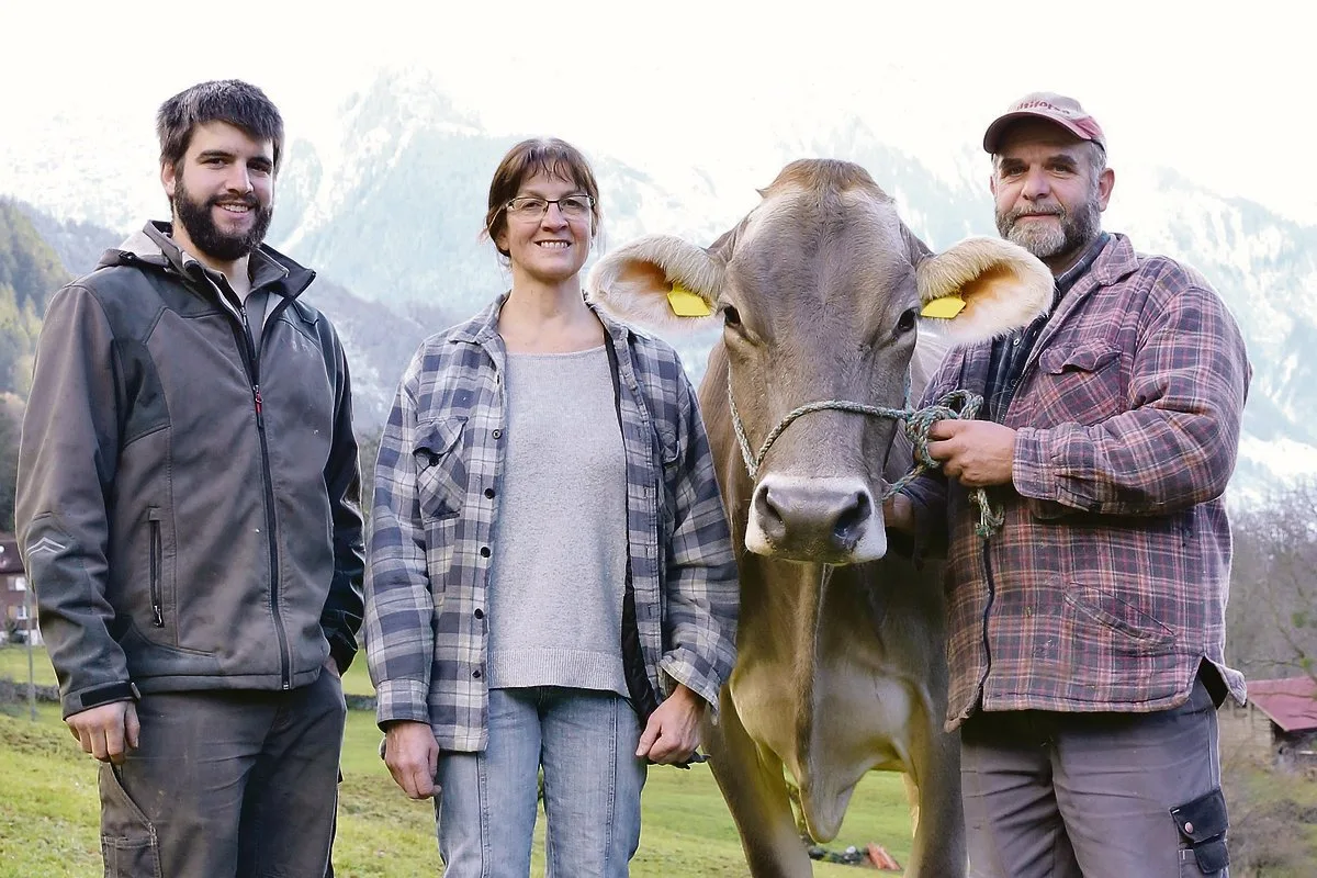 6b3355fef240654e9b71efc8aea28878ef4a2187 Elias, Monika und Albert Gisler (v. l. n. r.) mit der starken, breiten und grossen Genox-Boy Nella. (Bilder Reto Betschart)