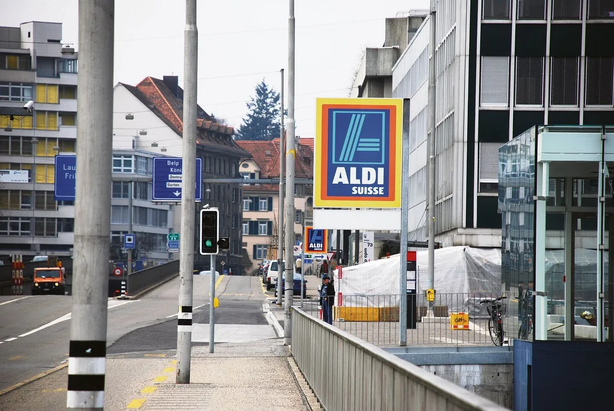 e3f1ac715e806b9548b0daa1dd6827aa0505d60ae57383839549ed3adc3ba3fa Beispiel Aldi: Gestartet als Hard-Discounter, passte sich das Unternehmen schnell dem Schweizer Markt an.