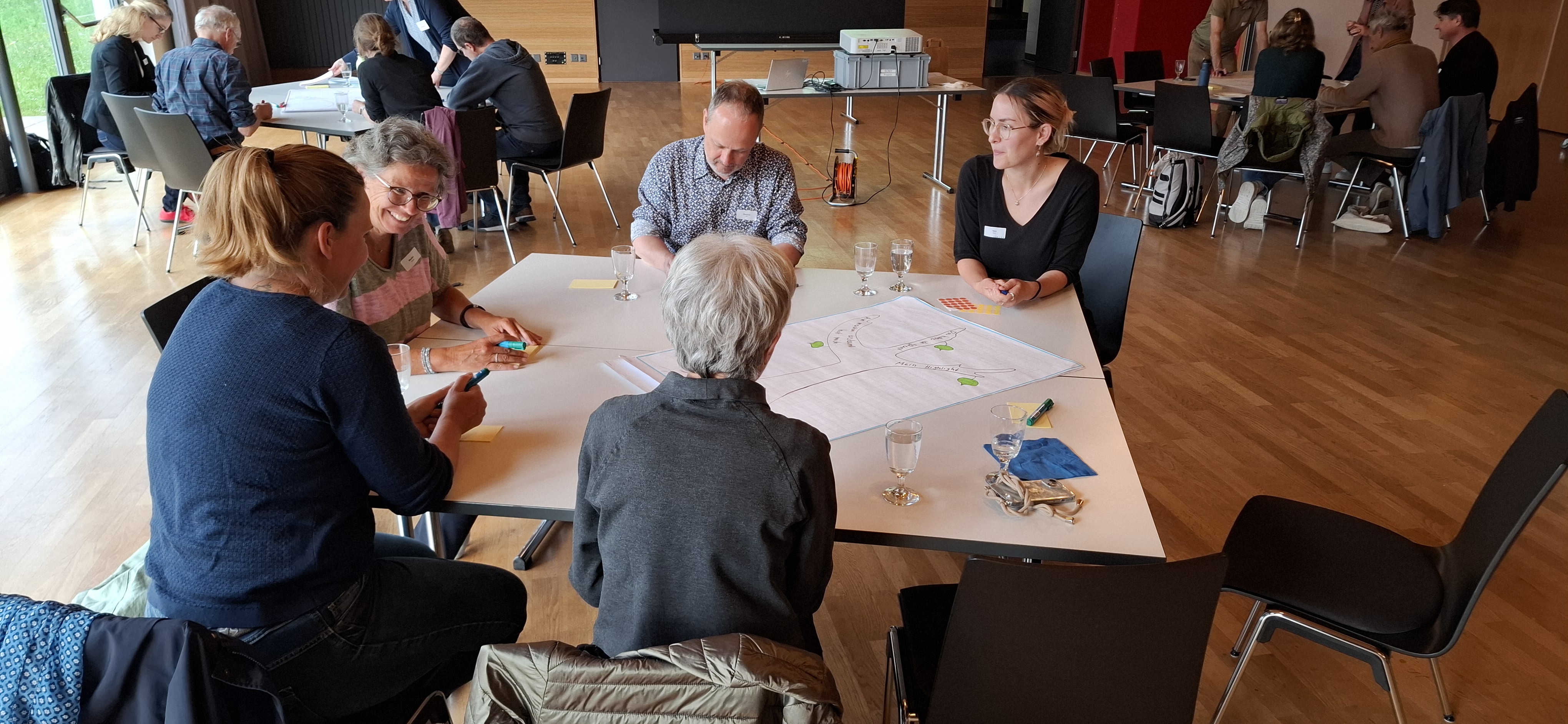 Beim Abschluss-Workshop in Möriken-Wildegg tauschten die Teilnehmenden ihre Erfahrungen, Entdeckungen und Hindernisse beim regionalen und saisonalen Einkaufen aus. 
