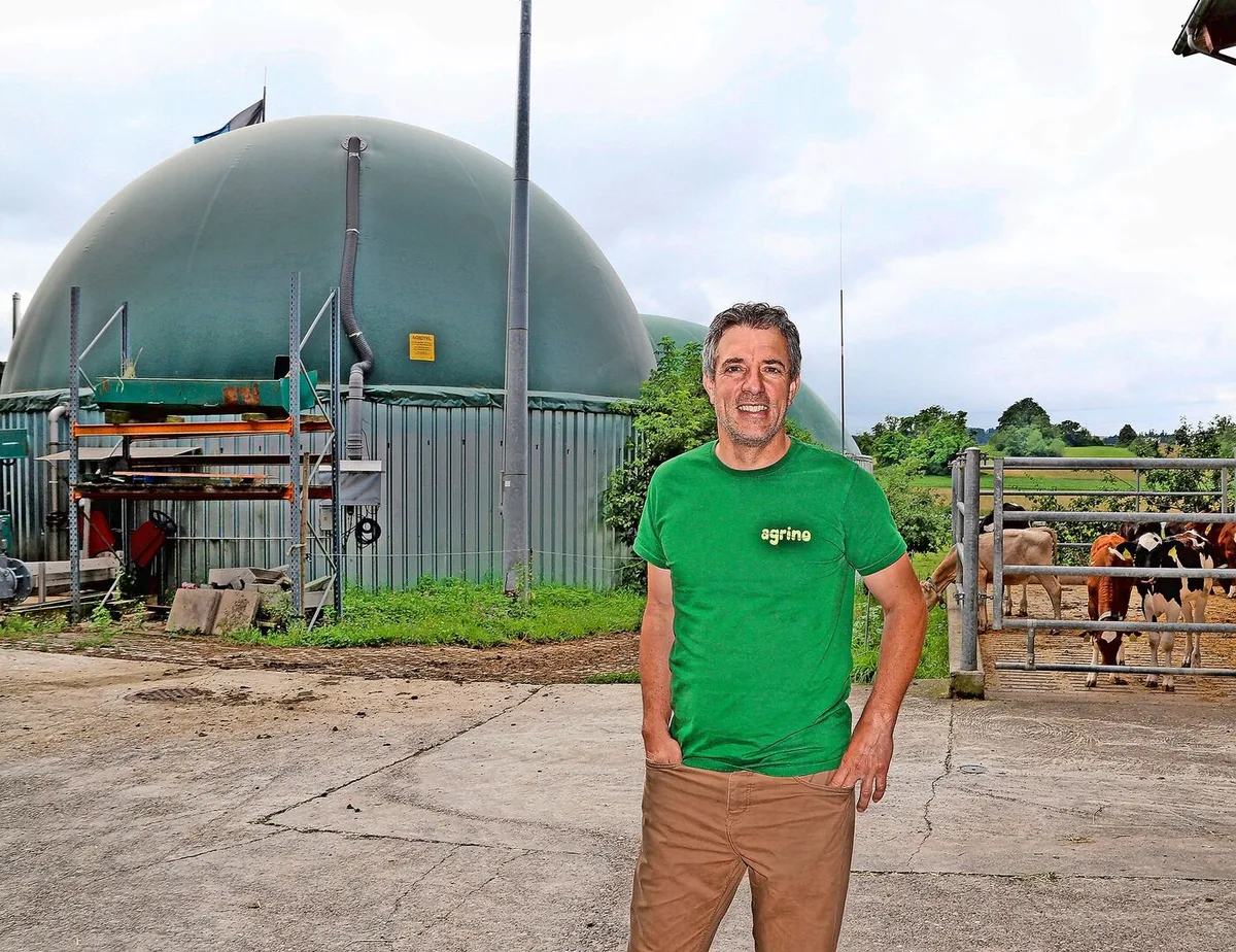 Samuel Imboden vor der Biogasanlage der Betriebsgemeinschaft Agrino im aargauischen Remetschwil.