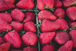 Es ist eine Balanceakt. Mehr Verpackungen können die Haltbarkeit verlängern und zu weniger Lebensmittelverschwendung führen. Gut wären alternative Verpackungsmaterialien. (Bild Pixabay)